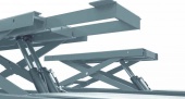 Platform scissor lifts with flat runway